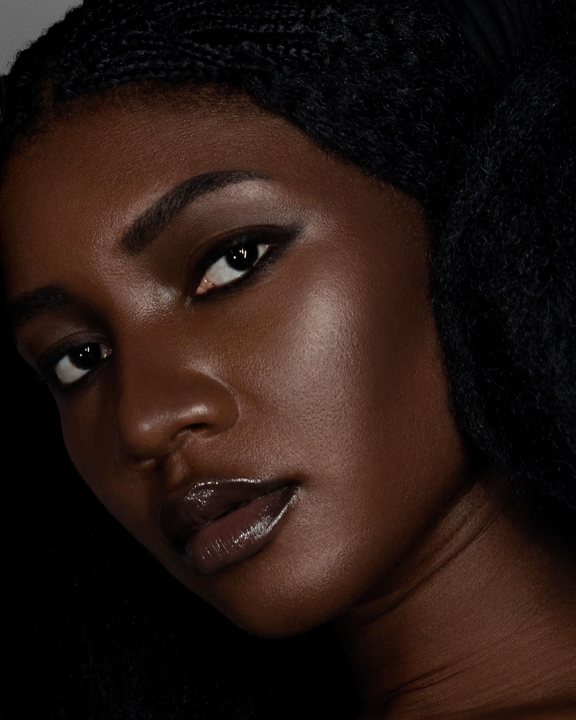 Model wearing Divination contour