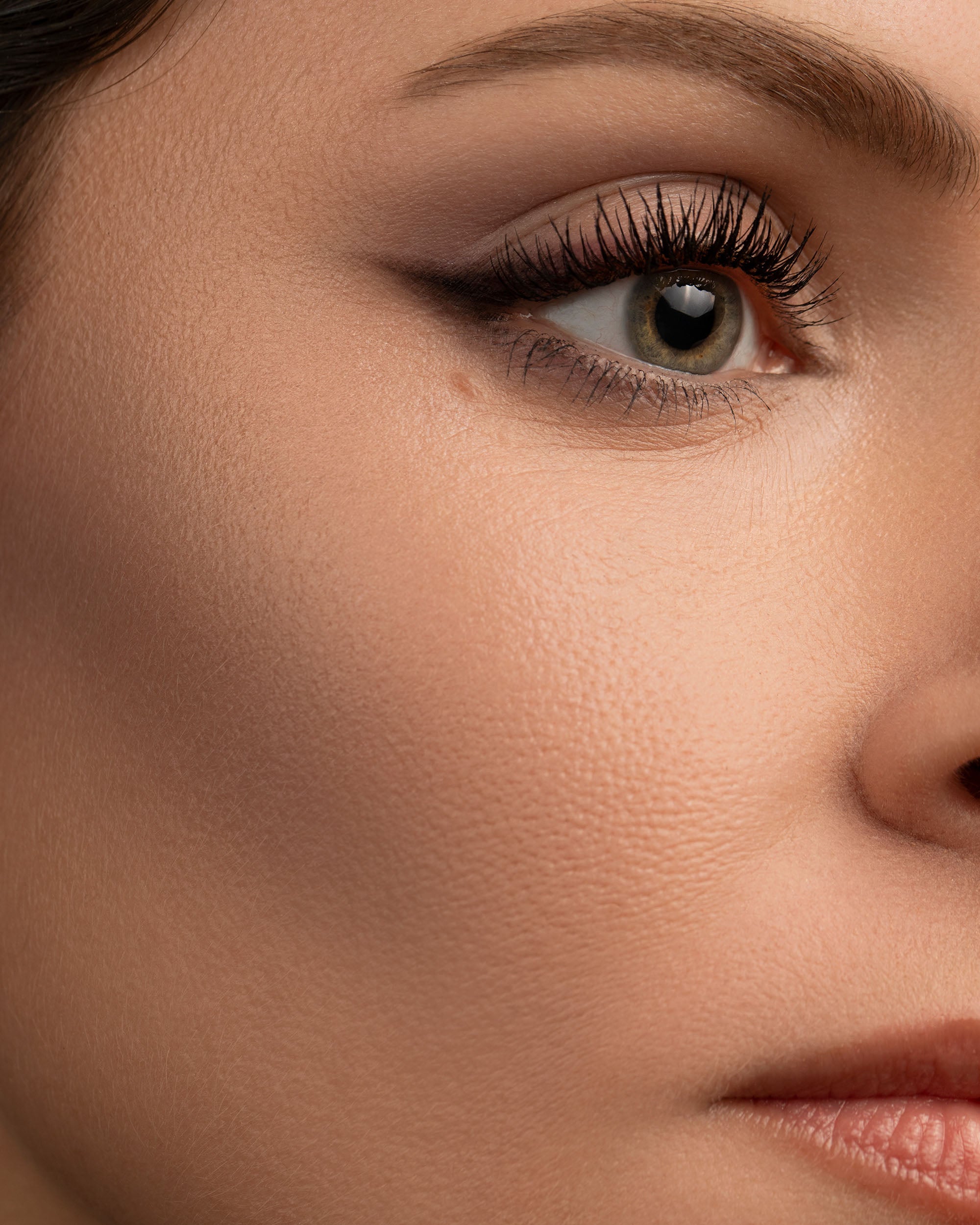 Model wearing Divination contour