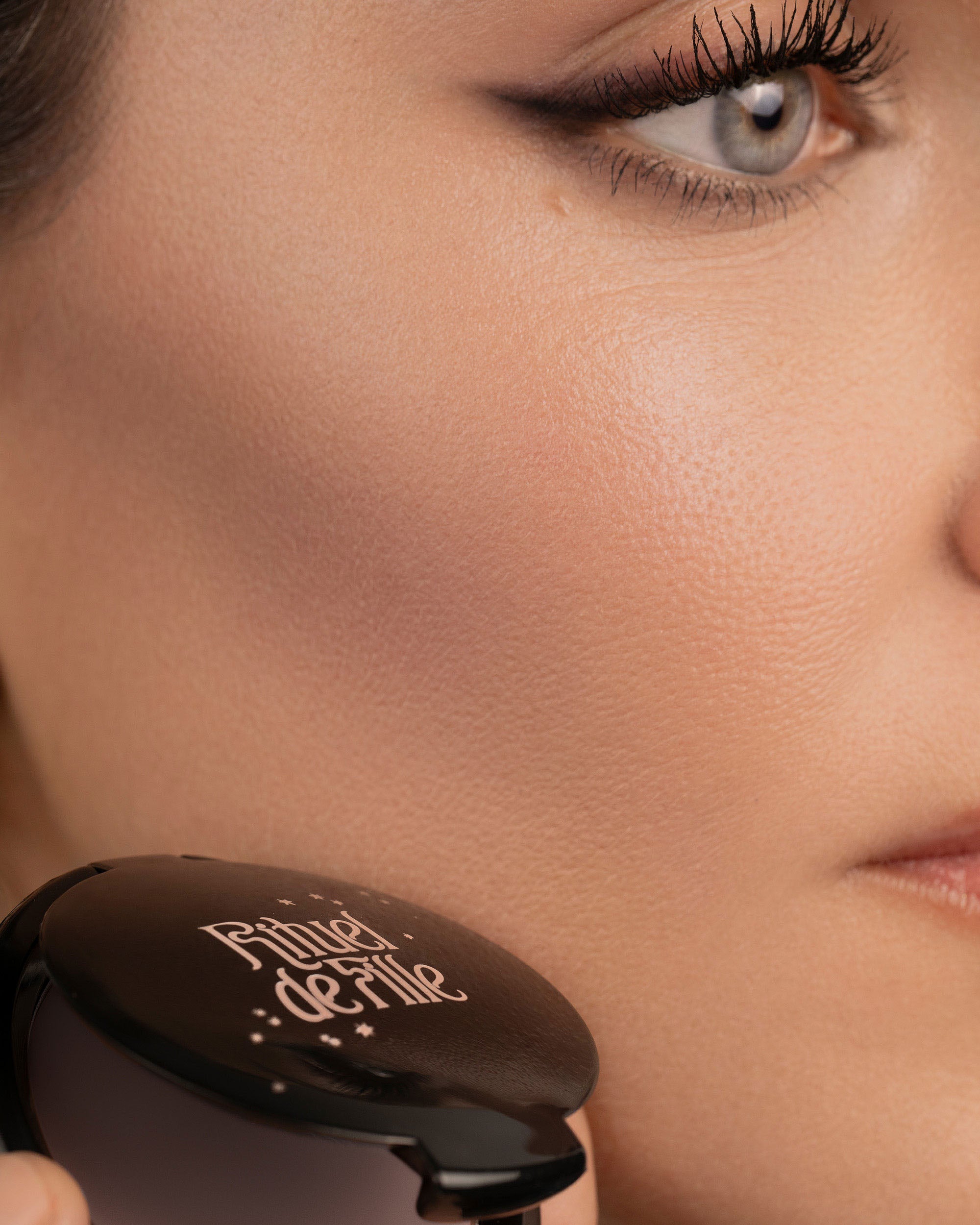 Cheek macro of Intuition contour with compact