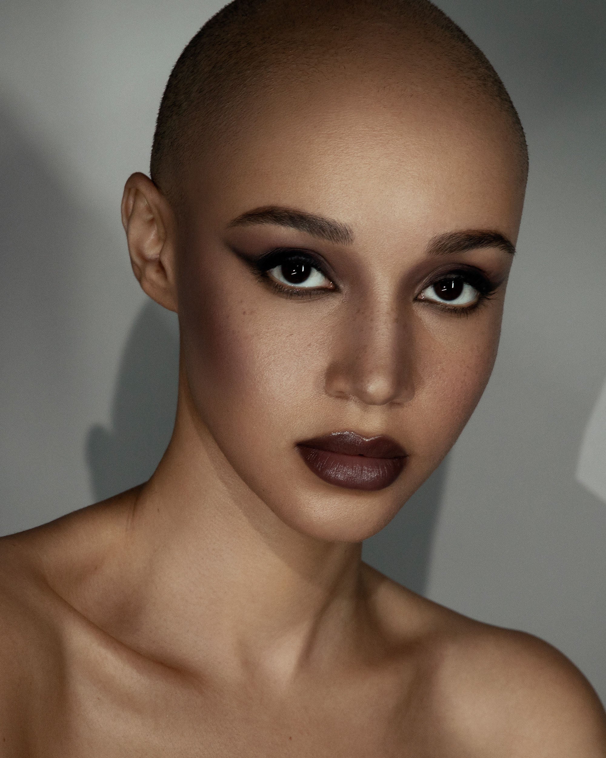 Model wearing Premotion contour