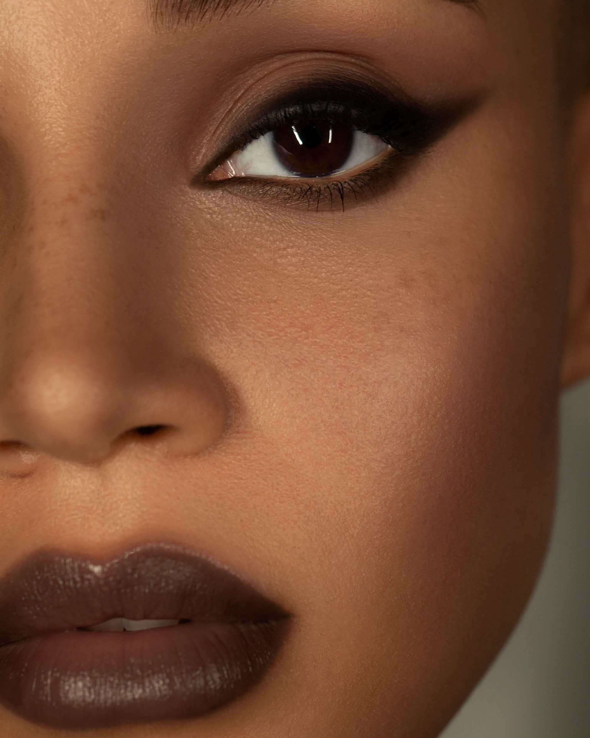 Model wearing Premotion contour