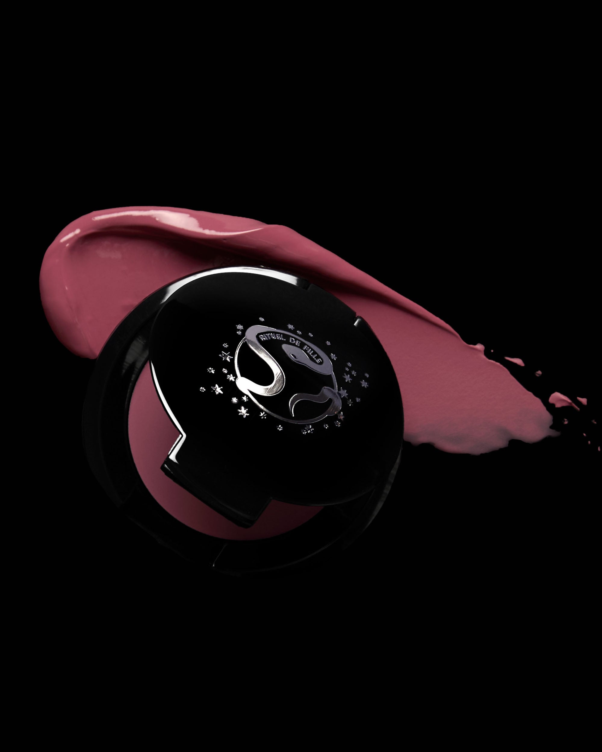 Blush with 'Rituel de Fille' branding on a dark background